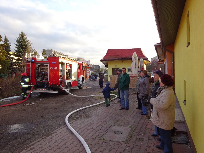Kolejny pożar w kłopotliwym pustostanie w Ostrowcu (zdjęcia)
