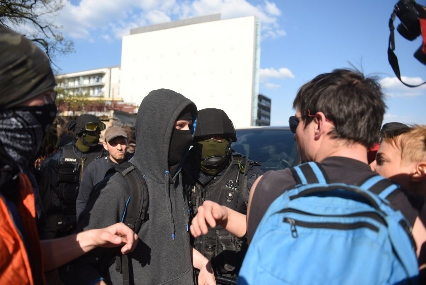 Na ul. Garbary policjanci zatrzymali autokar, który wracał...