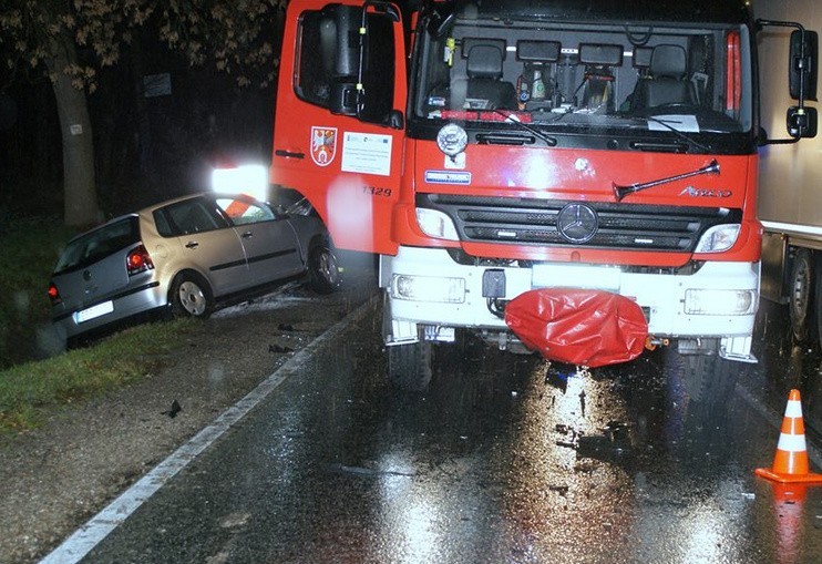 Dramatyczny wypadek na DK 72. Naczepa ciężarówki uderzyła w samochód osobowy [zdjęcia]