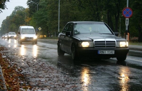 Od dziś do końca lutego należy jeździć  z włączonymi światłami mijania przez całą dobę.