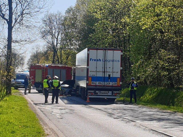 Śmiertelny wypadek na ul. Brzezińskiej w Łodzi. W zderzeniu mercedesa i tira zginął mężczyzna