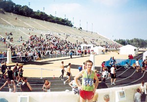 Ryszard Ropiak na stadionie Panathinaiko, który gościł zawodników pierwszych igrzysk olimpijskich w 1896 roku. Tu kończyli bieg uczestnicy maratonu podczas olimpiady Ateny 2004. Tu też finiszowali biegacze startujący w XXII Ateńskim Maratonie Klasycznym