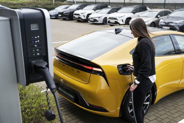 Prius piątej generacji został zaprojektowany przede wszystkim z myślą o jeździe w bezemisyjnym trybie elektrycznym. Wystarczą 4 godziny, by naładować jego baterie do pełna przy użyciu ładowarki 3,5 kW.