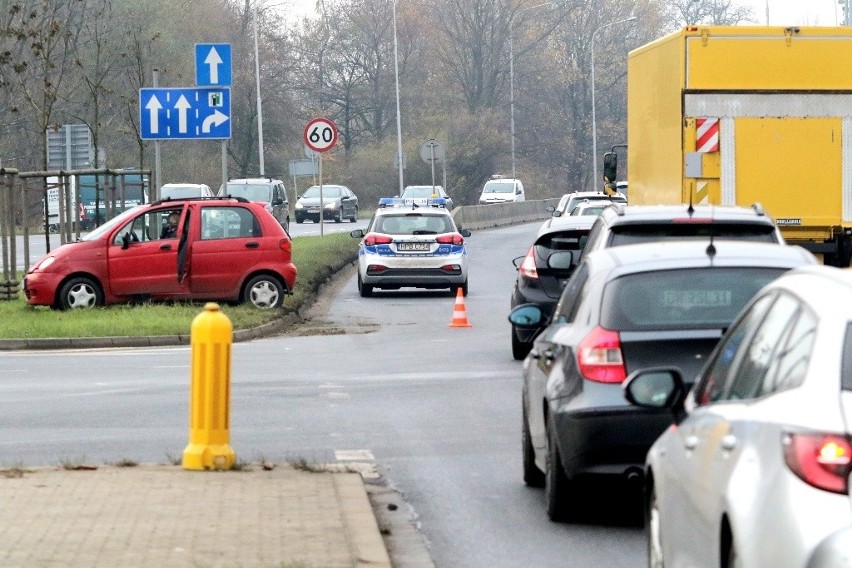 Wypadek na al. Karkonoskiej i utrudnienia na wyjeździe z...