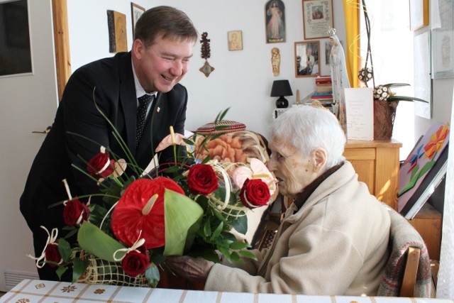 Wójt gminy Jan Pyrkosz przekazuje kwiaty stuczteroletniej Marii Grabowskiej.
