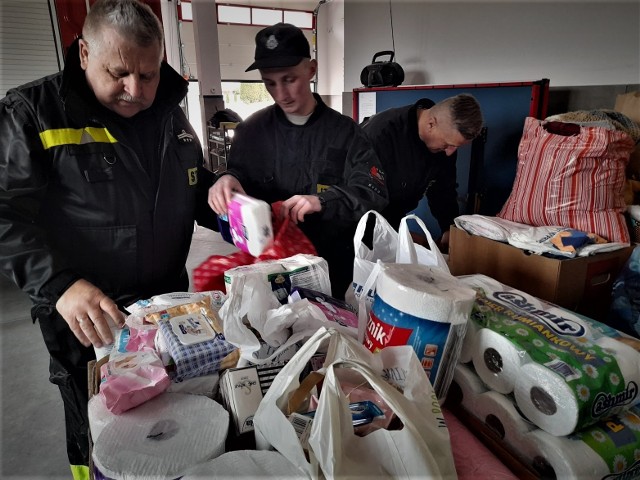 Strażacy z OSP Głogoczów dyżurowali w sobotę i w niedzielę. W tygodniu także będą czekali na pomoc dla uchodźców