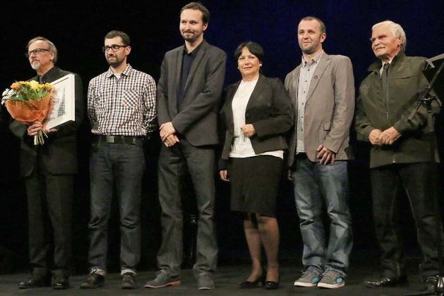 Laureaci nagrody prezydenta (od lewej): Krystian Kobyłka, dyrektor OTLiA, Sławomir Mielnik, Michał Grocholski, Maria Burian, Rafał Mościcki i Piotr Grabowski.