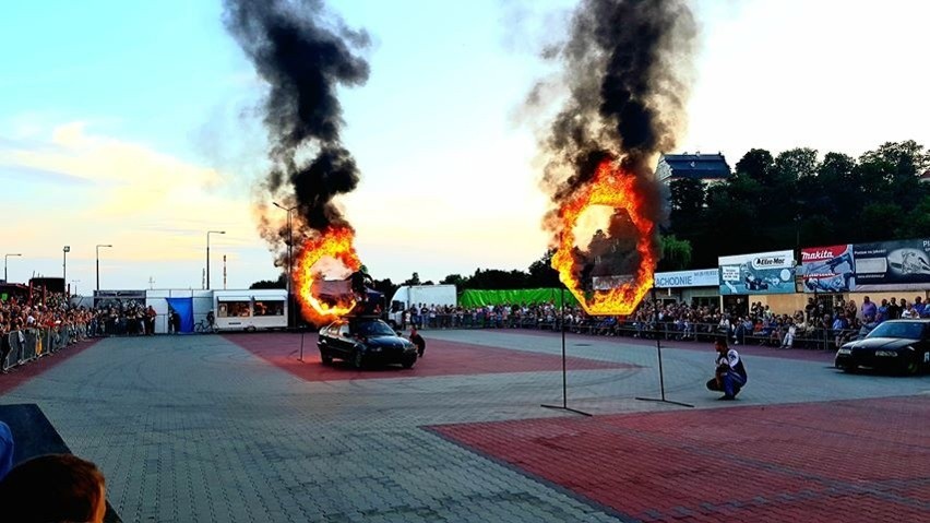 Kaskaderzy dali wspaniały pokaz w Sandomierzu. Niezwykłe widowisko Monster Truck Show przyciągnęło wiele osób (ZDJĘCIA)