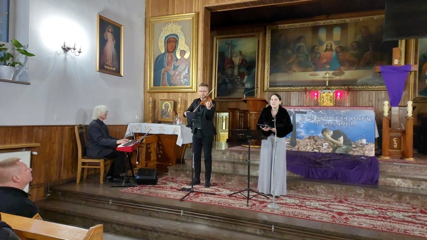 Pieśni pasyjne zabrzmiały w kościele Podwyższenia Krzyża Świętego na ostrowieckim Gutwinie. Wystąpiło Trio Cantabile