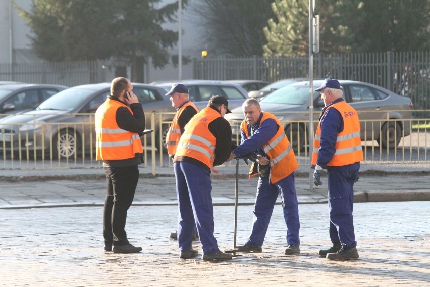 Ulica Hubska. Pękła wodna magistrala o średnicy 500 mm. W...