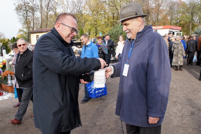 - Kwesta przebiega dobrze. Skarbonka jest coraz cięższa od datków. Zresztą proszę wziąć ją do ręki i samemu sprawdzić - relacjonował Tomasz Mokos, na cmentarzu parafii Zwiastowania NMP.  Pan Tomasz był jednym z wolontariuszy uczestniczących w kweście, którą już po raz czwarty w okresie Wszystkich Świętych zorganizowało Towarzystwo Miłośników Miasta Inowrocławia. Dochód ze zbiórki przeznaczony zostanie na trwałe upamiętnienie miejsc pochówku uczestników Powstania Wielkopolskiego. W kweście uczestniczyli członkowie TMMI, Towarzystwa Pamięci Powstania Wielkopolskiego, Grupy Rekonstrukcyjnej ZHR, ludzie kultury, samorządowcy, a także młodzież szkolna. Spotkać można było ich nie tylko na cmentarzu parafii ZNMP, ale także na sąsiadujących z nim nekropoliach, jak i na cmentarzu przy ul. Marulewskiej. - Nie ma co narzekać. Zbiórka idzie dobrze. Ruch osób odwiedzających groby jest duży. Rzadko kto nas omija - informowały uczennice Szkoły Podstawowej nr 5, które kwestowały przy wejściu na jeden z cmentarz parafii Imienia NMP. Kwestował także radny Andrzej Kieraj. Również podkreślał dużą ofiarność osób odwiedzających nekropolie. Jak wspomnieliśmy, była to już czwarta kwesta zorganizowana przez TMMI. Pieniądze zebrane podczas poprzednich przeznaczono na renowację zapomnianych nagrobków osób zasłużonych. Utrwalono w ten sposób pamięć zmarłego w 1934 roku ostatniego powstańca styczniowego, ppor. Antoniego Grzymałę-Łagiewskiego, pierwszego prezydenta miasta Józefa Krzymińskiego oraz rodziny Łabiszewskich