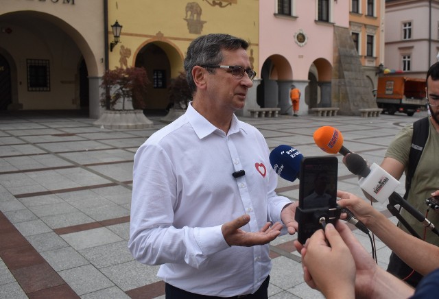 Roman Ciepiela, po powrocie z urlopu, chciał wytłumaczyć się mieszkańcom ze swojej decyzji o starcie w wyborach do Sejmu