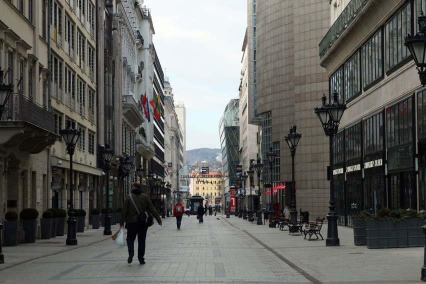 Budapeszt na dzień przed meczem Węgry-Polska. Pandemia widoczna na każdym kroku. Zobacz zdjęcia