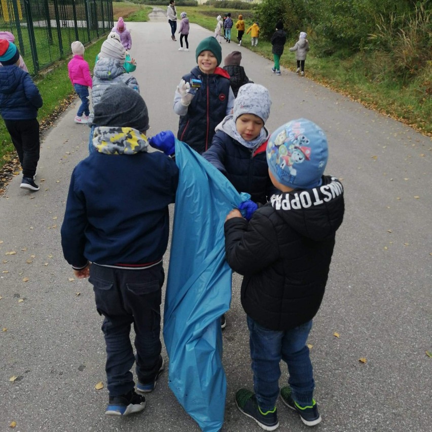 Dzieci ze szkoły w Miedzierzy sprzątały świat, bo "czas najwyższy posprzątać naszą ziemię". Zobacz zdjęcia 