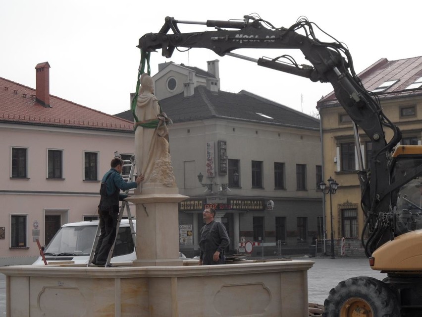 Żywiec: Na rynku stanęła figura św. Floriana [ZDJĘCIA]