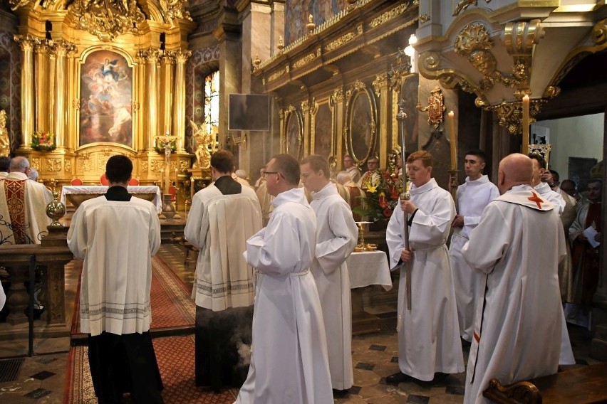 Biskupi i kilkuset księży z całej diecezji na mszy świętej w Bazylice Katedralnej w Kielcach z okazji Dnia Kapłańskiego [ZDJĘCIA, WIDEO]