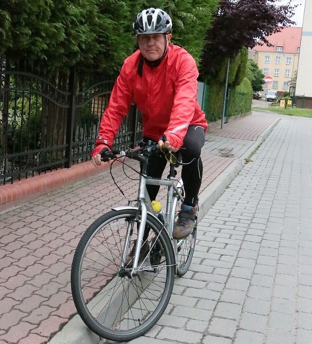 Tadeusz Dubicki codziennie objeżdża gminę rowerem. Jest bardzo aktywny, codziennie rozmawia z dziesiątkami mieszkańców.