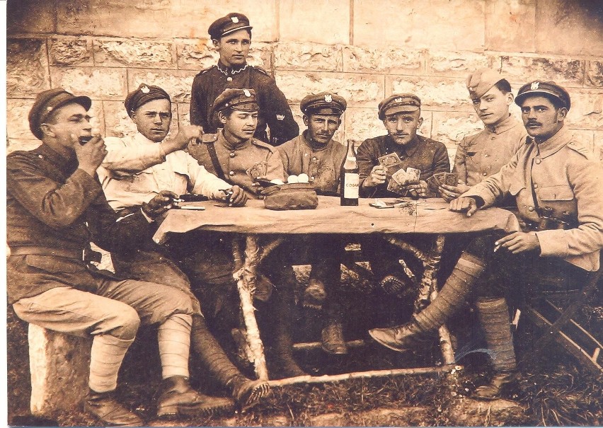 Rok 1919. Grupa legionistów podczas spotkania wielkanocnego...