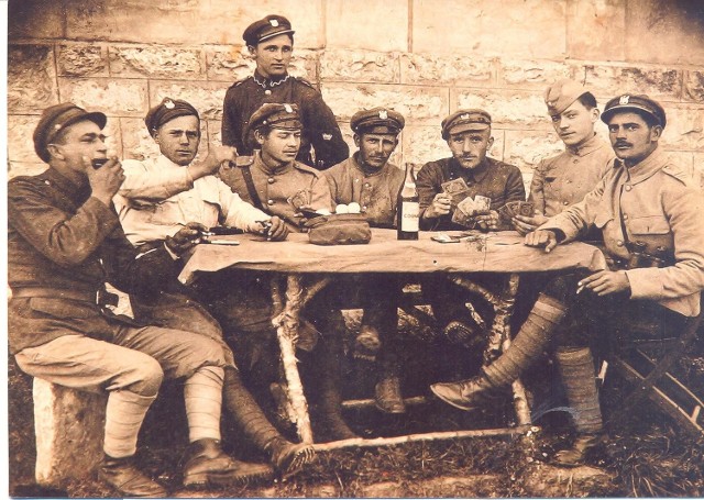 Rok 1919. Grupa legionistów podczas spotkania wielkanocnego po zwycięskiej bitwie pod Baranowiczami. Pierwszy z lewej z organkami przy ustach to Władysław Falkowski.