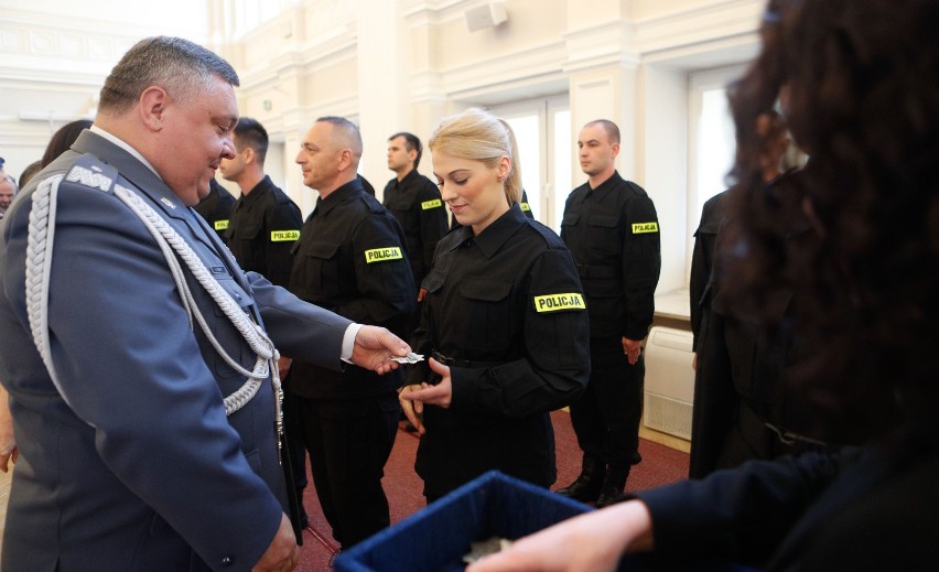 W polskiej policji służy prawie 100 tysięcy funkcjonariuszy....