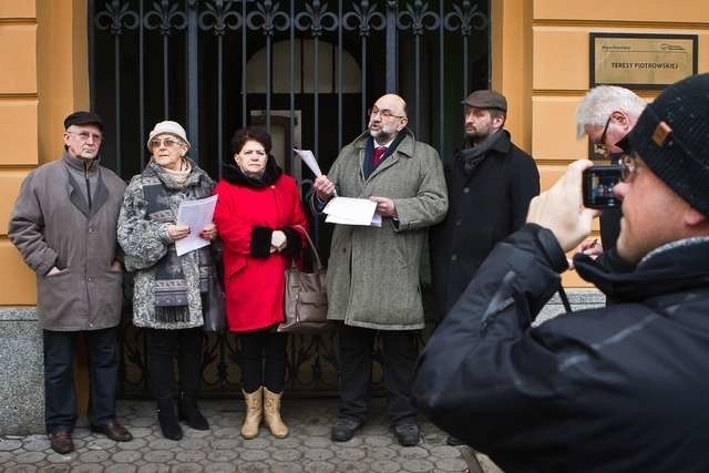 Prawica składa petycję pod biurem senatora KobiakaPrawica składa petycję pod biurem senatora Kobiaka