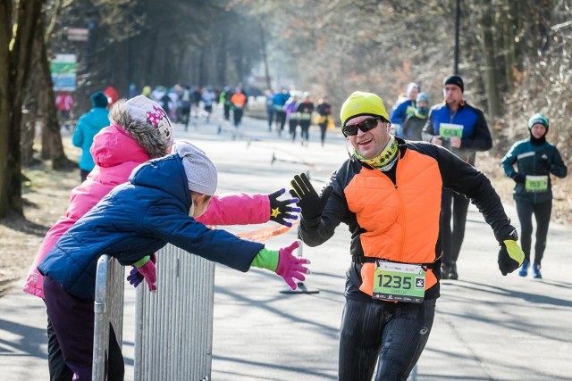 W niedzielę w bydgoskim Myślęcinku - mimo mroźnej pogody - na starcie biegu City Trail stawiło się wielu uczestników. Biegacze mieli do pokonania 5 kilometrów. Zapraszamy do obejrzenia zdjęć.Zobacz również:Tańsze bilety w Bydgoszczy. Co zmienia się od marca?Kudłatych świat, odcinek 15