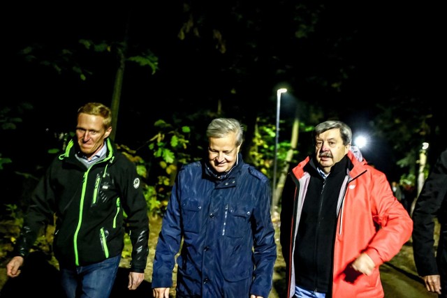 Apoloniusz Tajner i prezydent Białegostoku Tadusz Truskolaski otworzyli w poniedziałek w Lesie Pietrasze pierwszą w Polsce oświetloną trasę do narciarstwa biegowego