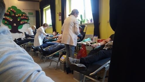 Ponad sto osób włączyło się w akcję dla Dawida Paczkowskiego z Dąbrowy Biskupiej.Jak informuje na Facebooku Paweł Mikuszewski, jeden z głównych organizatorów akcji dla Dawida Paczkowskiego, krew oddało 99 osób (44,55 litra). 36 osób zarejestrowało się jako potencjalni dawcy szpiku.Przypomnijmy, Dawid ma 19 lat, studiuje i jest mieszkańcem gminy Dąbrowa Biskupia. Krótko przed świętami Bożego Narodzenia zdiagnozowano u niego ostrą białaczkę limfoblastyczną.Mieszkańcy zorganizowali dla niego akcję zbiórki krwi. Pawła Mikuszewskiego i rodzinę Dawida wsparło Stowarzyszenie Perspektywa z Gniewkowa i GOKSiR w Dąbrowie Biskupiej.O Dawidzie pisaliśmy: tutaj