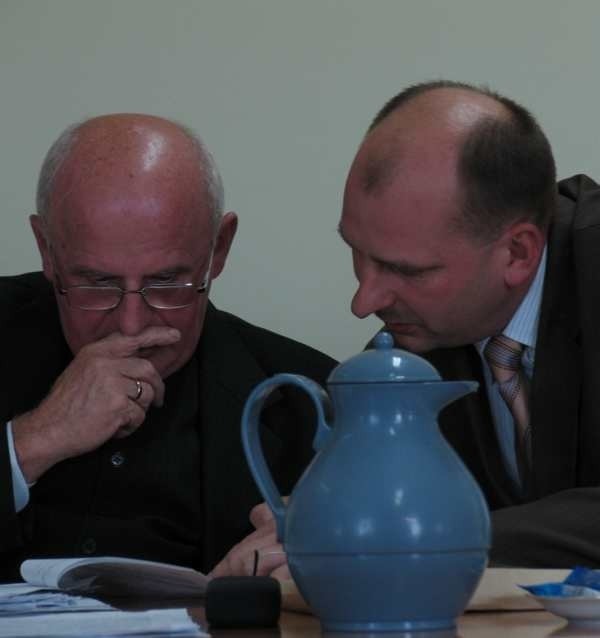 Radni Jan Chmiel i Grzegorz Jankowski nad raportem komisji rewizyjnej, która uznała, że zarząd powiatu naruszył dyscyplinę budżetową 