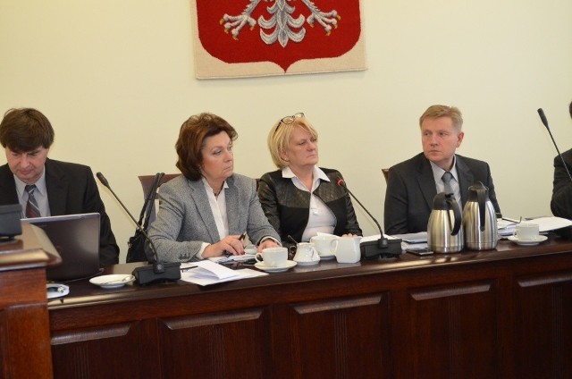 Jerzy Kowalik ( pierwszy z lewej) jest dobrej myśli,  odpowiedź, będzie w marcu.