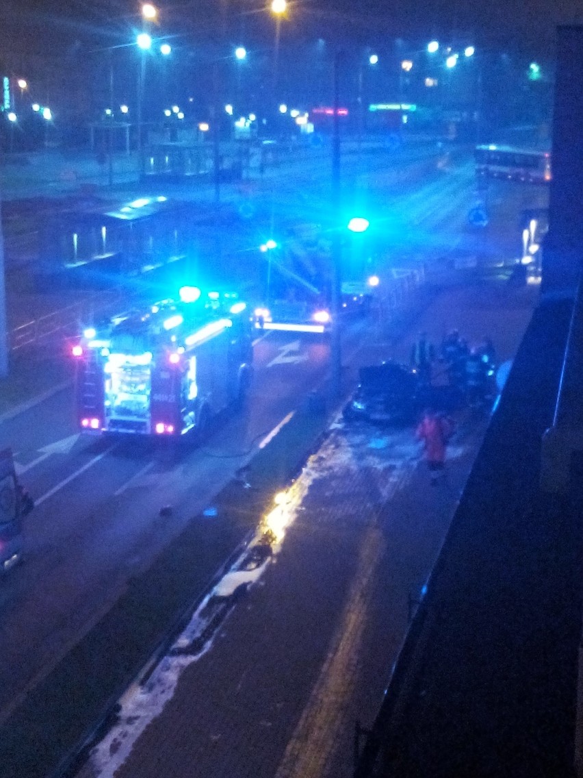 Wypadek w Dąbrowie Górniczej. Audi wjechało w budynek