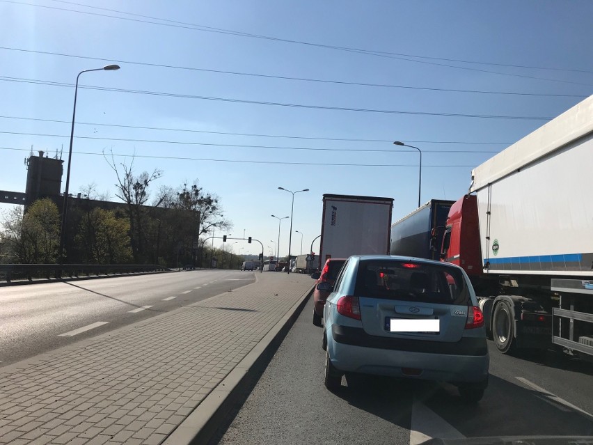 Poznań: Olbrzymie korki na ulicy Bałtyckiej. Samochody stoją godzinę