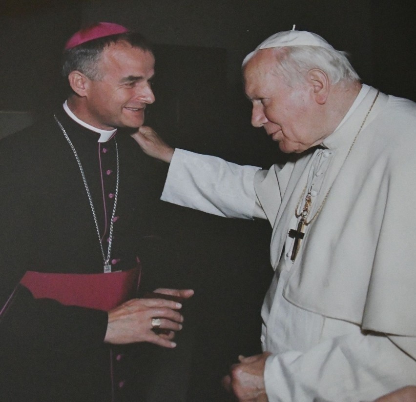 45 lat temu Karol Wojtyła został papieżem. Świętego Jana Pawła II wspomina ksiądz biskup Marian Florczyk z diecezji kieleckiej