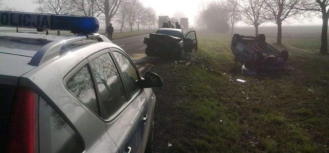 Auto, którym kierował policjant, dachowało.