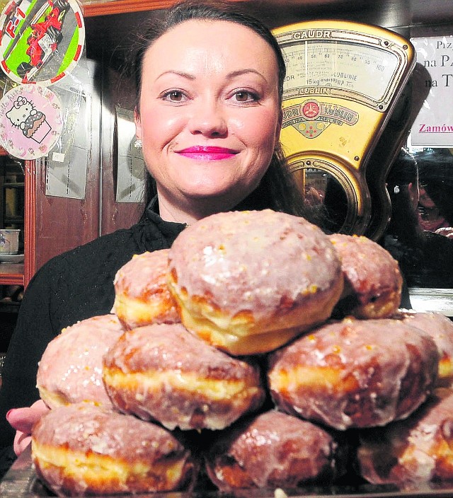 Pączki spod arkad na KazimierzuCukiernia Pod Arkadami,ul. Krakowska 5 Ta cukiernia słynie z tradycyjnych, ręcznie zwijanych pączków z różą. Oprócz tego specjalizuje się w tortach artystycznych dla dzieci, okolicznościowych oraz weselnych. Wykonywane są tu torty we wszystkich kształtach i rozmiarach, według pomysłu klienta. W cukierni działa równiez Poczta Tortowa, gdzie można zamówić tort bez wychodzenia z domu z dowozem na miejsce.