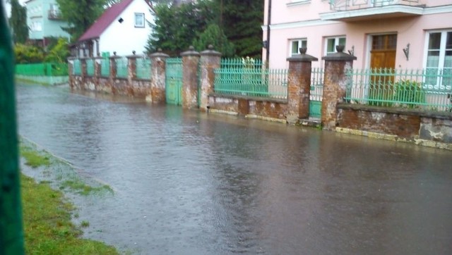 Ulica Kuźnia w Ostrowcu Świętokrzyskim po jednych z ostatnich opadów deszczu.