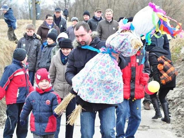 W niedzielę przy przeprawie promowej nad Wisłą w Tarnobrzegu członkowie Stowarzyszenia Inicjatyw Społecznych "Niezależni Razem&#8221; wraz z liczną grupą dzieci żegnali zimę topiąc Marzannę.