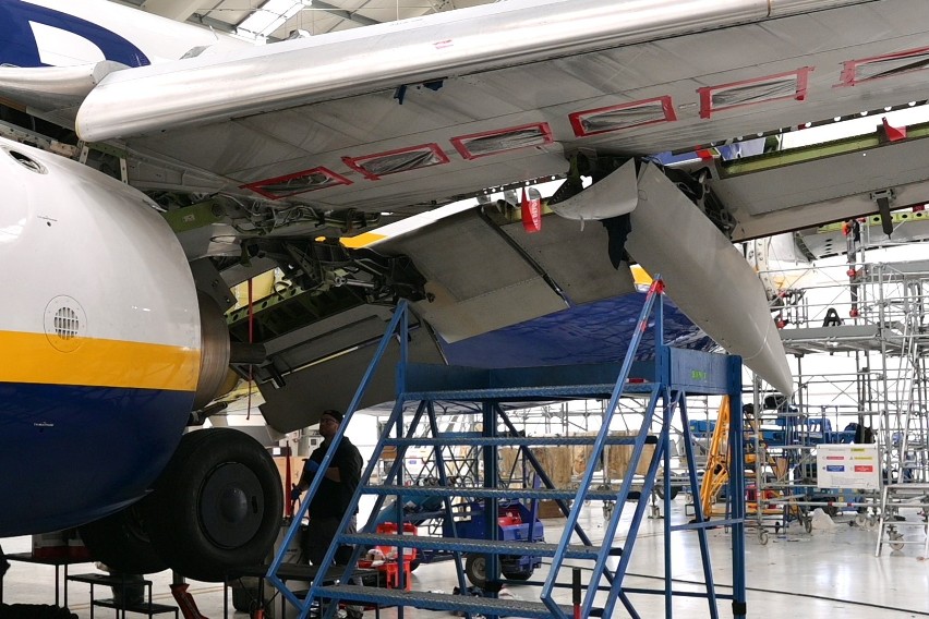 Samoloty Ryanair w hangarze WAMS są serwisowane i sprawdzane...
