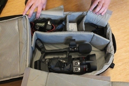 Plecak ze sprzętem fotograficznym policjanci znaleźli w domu 34-latka.