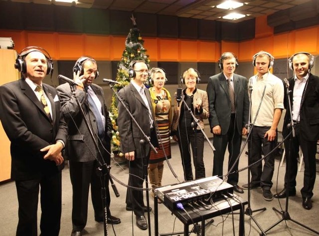 Refren kolędy zaśpiewają rektorzy i pracownicy Uniwersytetu Opolskiego.