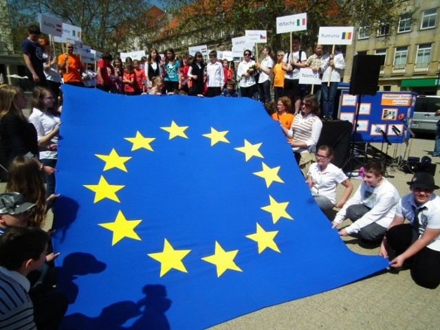 Na poznańskim Placu Wolności w środę odbywa się europejski piknik. W ten sposób poznaniacy obchodzą Dzień Europy - święto Unii Europejskiej.