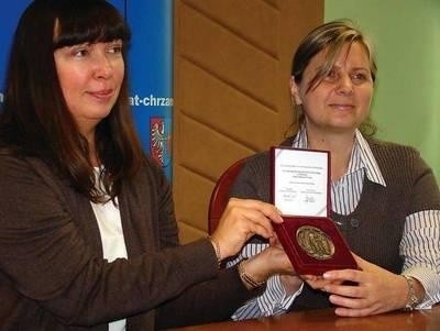 Aneta Mulka i Elżbieta Tekiela z dumą prezentują medal przyznany szkole przez marszałka województwa małopolskiego. Fot. ELIZA JARGUZ