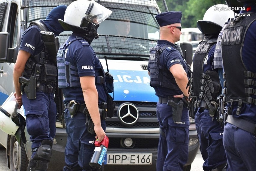 Policjanci zabezpieczali mecz GKS Katowice i przejęli...