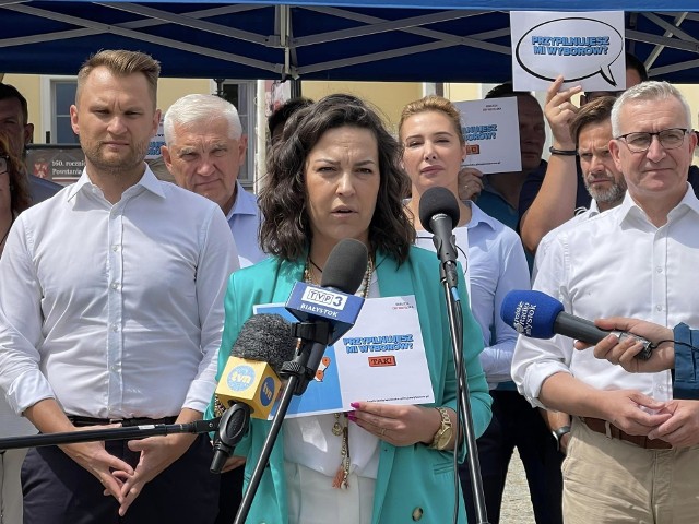 Alicja Łepkowska-Gołaś podczas konferencji zachęcającej osoby do pracy w komisjach wyborczych.