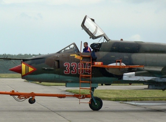 Piloci Su-22 z 8 elt startują do wykonania zadania bojowego z lotniska w Mirosławcu. Na zdjęciach: Przygotowania przed uzbrojeniem samolotu i wykonaniem zadania bojowego.