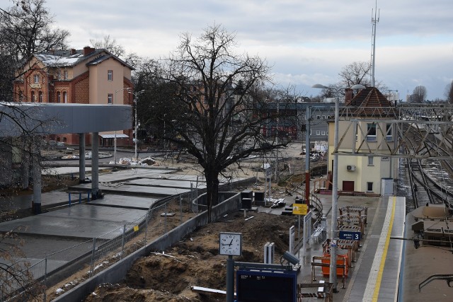 Zielona Góra. Inwestycje w okolicy dworca PKP - budowa centrum przesiadkowego, ronda, przygotowania do zadaszenia peronów - stan na 2 stycznia 2019 roku