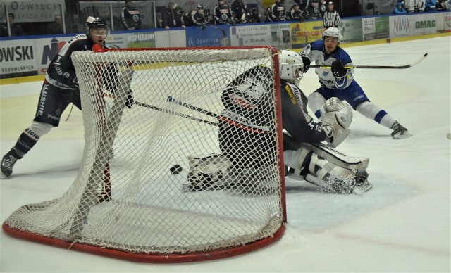 Ćwierćfinał hokejowego play-off: Re-Plast Unia Oświęcim - lotos PKH Gdańsk 7:2. Na zdjęciu Łukasz Krzemień strzela siódmą bramkę dla oświęcimian.