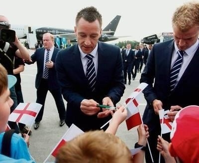 John Terry i Joe Hart (z prawej) na lotnisku w Balicach Fot. Andrzej Banaś