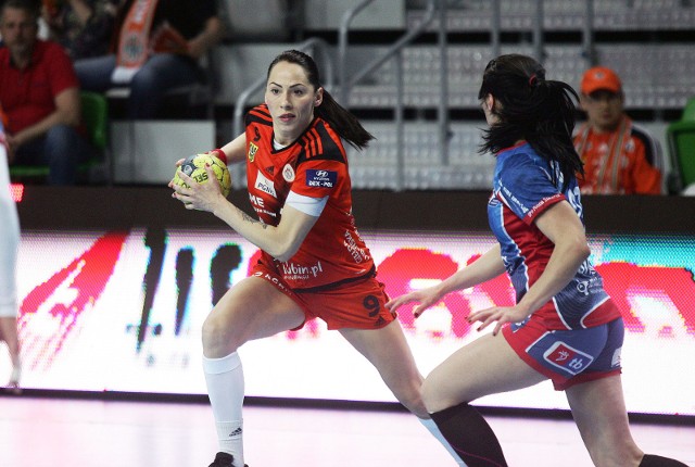 Karolina Semeniuk (w pomarańczowym stroju) w sobotnim meczu rzuciła siedem bramek.