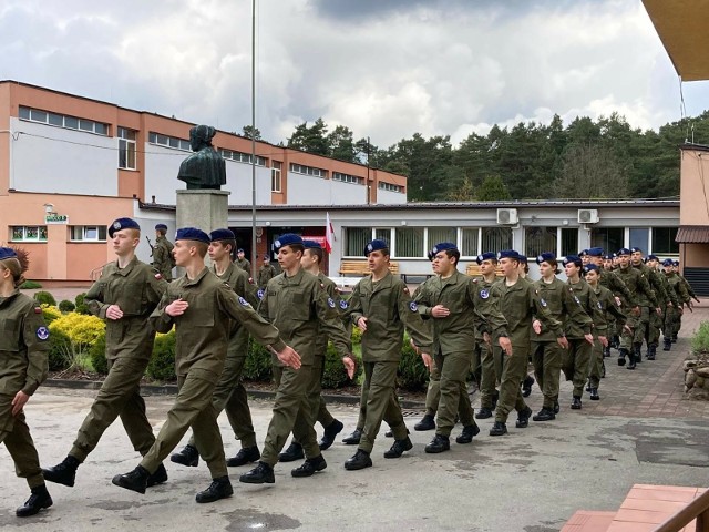 Dzień Otwarty w Zespole Szkół w Lipinach był okazją do prezentacji klas mundurowych.